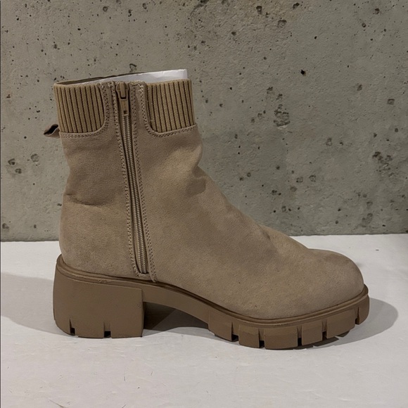 No Boundaries Women's Chelsea Boots with Knit Inset Panel  - Size 11 - Picture 4 of 7